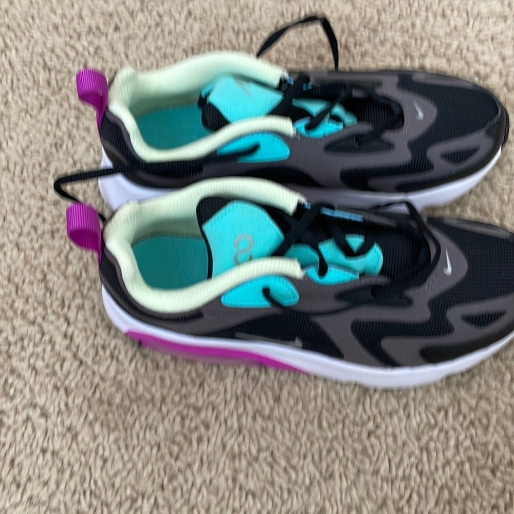 Girls size 2.5 Nike Air never been worn